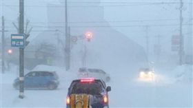 就差幾步路…日本暴雪阿伯凍死家門口
（圖／翻攝自twitter）