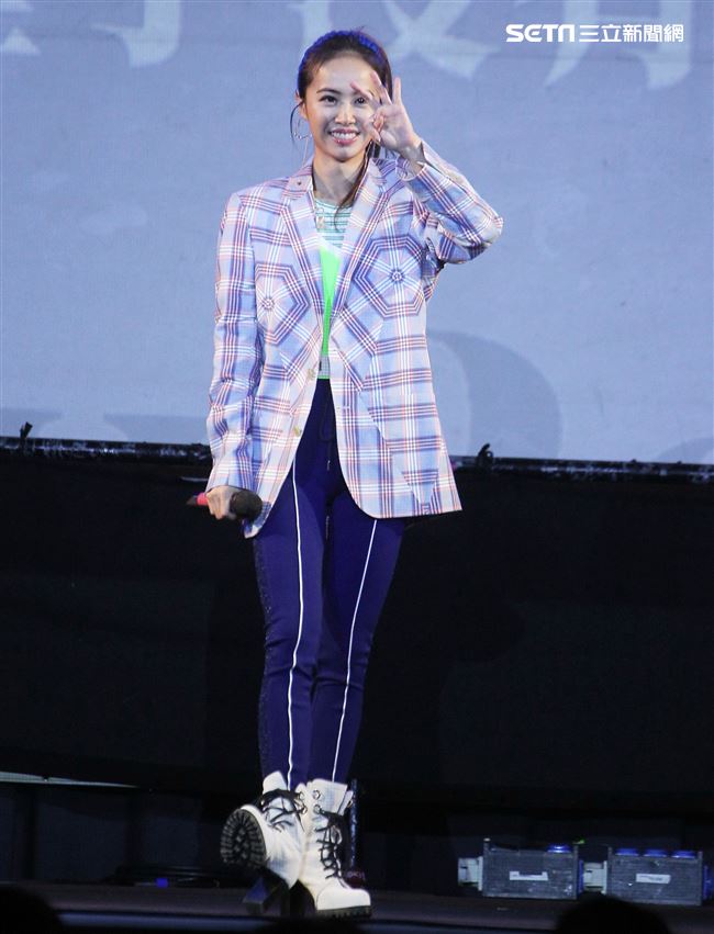 Jolin蔡依林「Ugly Beauty｣專輯簽名握手沒有擁抱會。（記者邱榮吉/攝影）