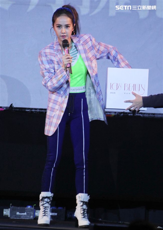 Jolin蔡依林「Ugly Beauty｣專輯簽名握手沒有擁抱會。（記者邱榮吉/攝影）