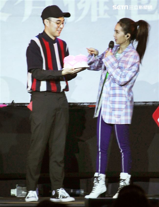 Jolin蔡依林專輯簽名握手沒有擁抱會粉絲要求在臉上砸蛋糕。（記者邱榮吉/攝影）