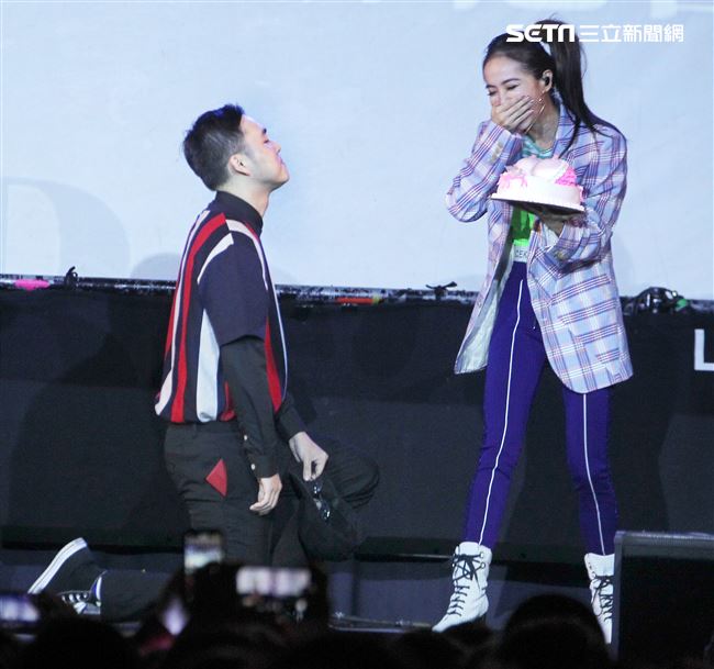 Jolin蔡依林專輯簽名握手沒有擁抱會粉絲要求在臉上砸蛋糕。（記者邱榮吉/攝影）