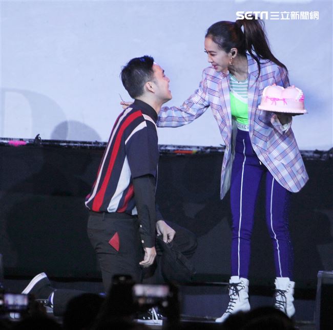 Jolin蔡依林專輯簽名握手沒有擁抱會粉絲要求在臉上砸蛋糕。（記者邱榮吉/攝影）