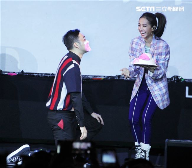 Jolin蔡依林專輯簽名握手沒有擁抱會粉絲要求在臉上砸蛋糕。（記者邱榮吉/攝影）