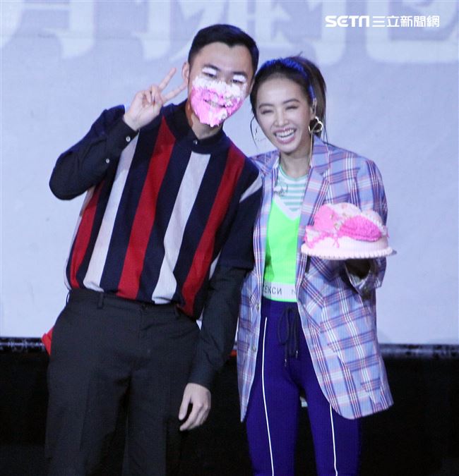 Jolin蔡依林專輯簽名握手沒有擁抱會粉絲要求在臉上砸蛋糕。（記者邱榮吉/攝影）