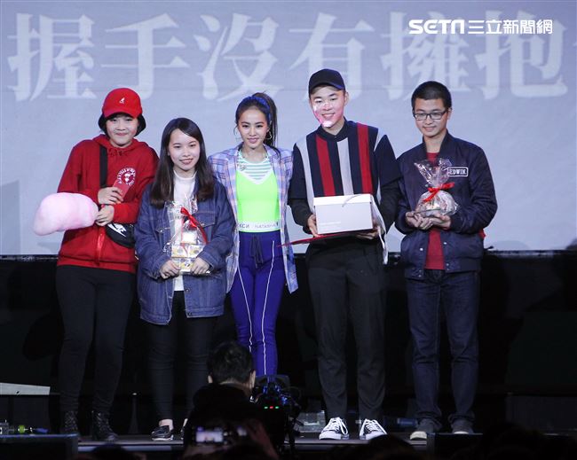Jolin蔡依林專輯簽名握手沒有擁抱會與粉玩遊戲腦公拳大賽。（記者邱榮吉/攝影）
