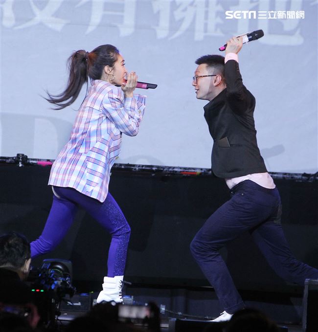 Jolin蔡依林專輯簽名握手沒有擁抱會與粉玩遊戲腦公拳大賽。（記者邱榮吉/攝影）