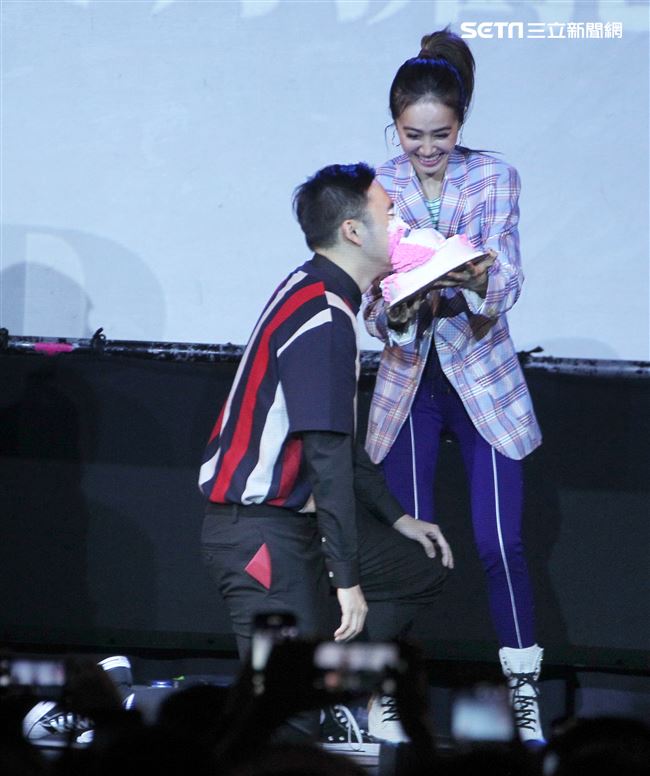 Jolin蔡依林專輯簽名握手沒有擁抱會粉絲要求在臉上砸蛋糕。（記者邱榮吉/攝影）