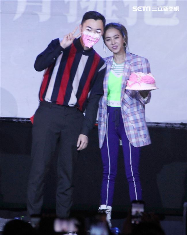 Jolin蔡依林專輯簽名握手沒有擁抱會粉絲要求在臉上砸蛋糕。（記者邱榮吉/攝影）