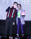 Jolin蔡依林專輯簽名握手沒有擁抱會粉絲要求在臉上砸蛋糕。（記者邱榮吉/攝影）