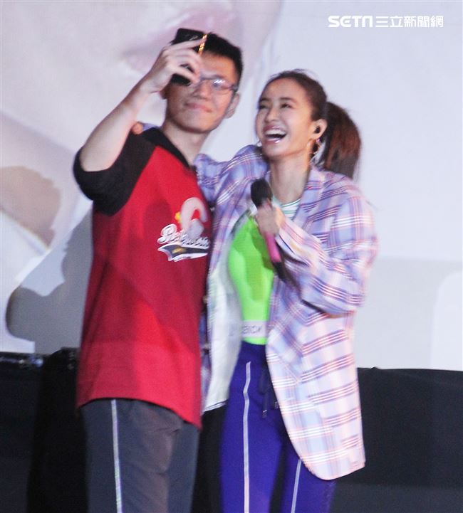 Jolin蔡依林專輯簽名握手沒有擁抱會與粉玩遊戲腦公拳大賽。（記者邱榮吉/攝影）