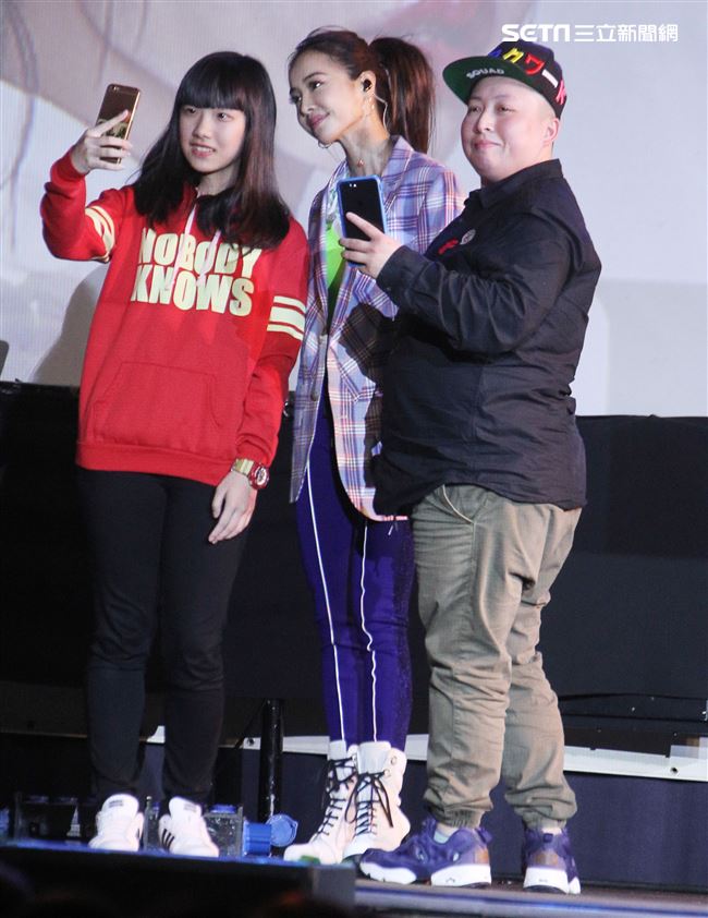 Jolin蔡依林專輯簽名握手沒有擁抱會與粉玩遊戲腦公拳大賽。（記者邱榮吉/攝影）