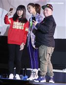 Jolin蔡依林專輯簽名握手沒有擁抱會與粉玩遊戲腦公拳大賽。（記者邱榮吉/攝影）