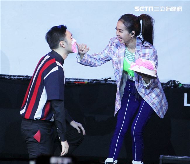 Jolin蔡依林專輯簽名握手沒有擁抱會粉絲要求在臉上砸蛋糕。（記者邱榮吉/攝影）