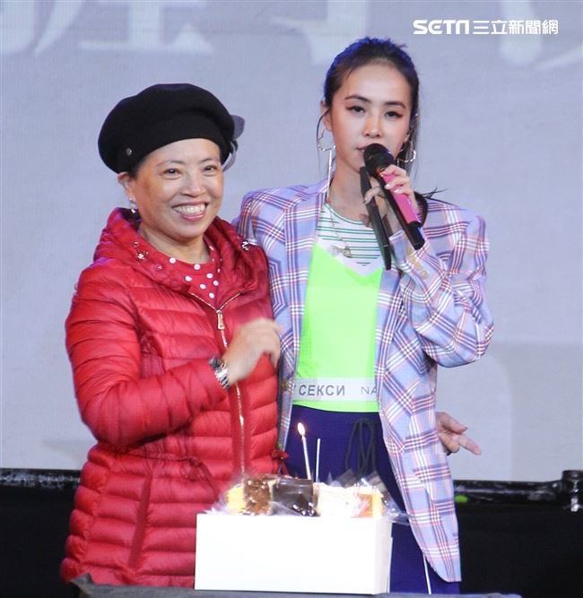 Jolin蔡依林提前幫媽媽過生日。（記者邱榮吉/攝影）