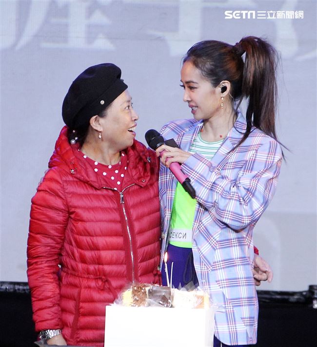 Jolin蔡依林提前幫媽媽過生日。（記者邱榮吉/攝影）
