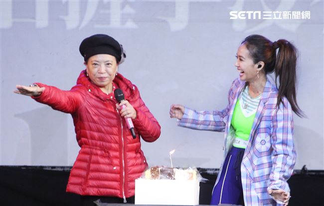 Jolin蔡依林提前幫媽媽過生日。（記者邱榮吉/攝影）