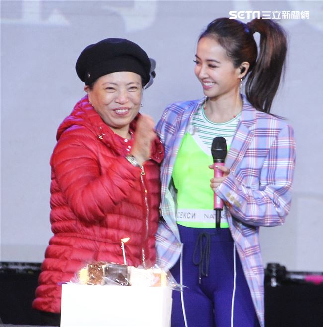 Jolin蔡依林提前幫媽媽過生日。（記者邱榮吉/攝影）
