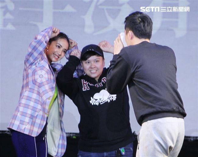 Jolin蔡依林專輯簽名握手沒有擁抱會與粉玩遊戲腦公拳大賽。（記者邱榮吉/攝影）