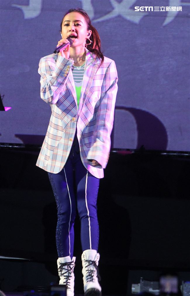 Jolin蔡依林「Ugly Beauty｣專輯簽名握手沒有擁抱會。（記者邱榮吉/攝影）