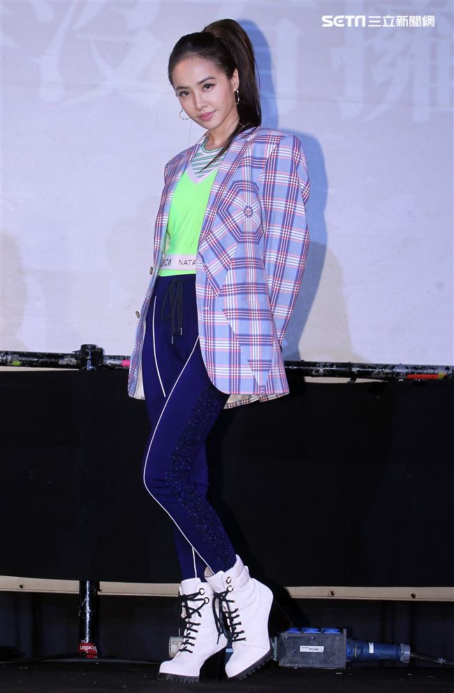 Jolin蔡依林「Ugly Beauty｣專輯簽名握手沒有擁抱會。（記者邱榮吉/攝影）