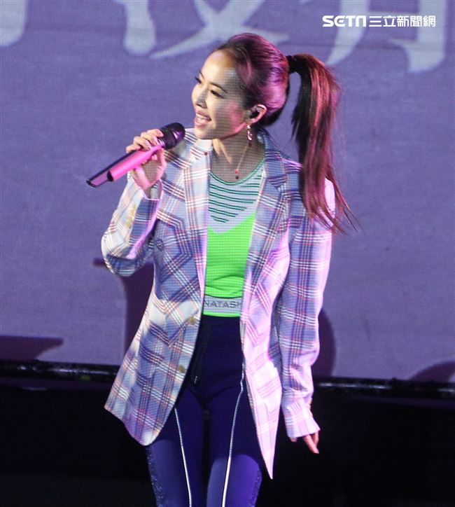 Jolin蔡依林「Ugly Beauty｣專輯簽名握手沒有擁抱會。（記者邱榮吉/攝影）