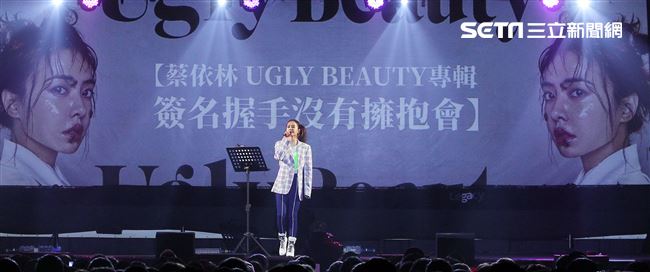 Jolin蔡依林「Ugly Beauty｣專輯簽名握手沒有擁抱會。（記者邱榮吉/攝影）