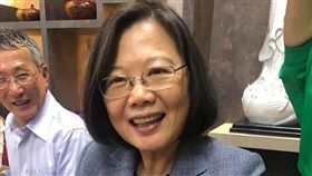 蔡英文總統20日在臉書貼出抱嬰兒照片。（圖／翻攝蔡英文臉書）