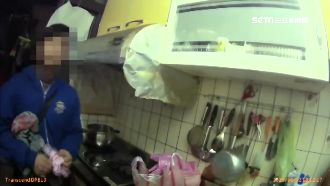 誰沒關窗就偷誰！蜘蛛盜爬屋頂偷鄰居