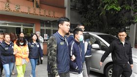 越南脫團客　移民署新北專勤隊續查獲5人（2）面對「觀宏專案」開辦以來最大宗外籍旅客脫團事件，移民署新北市專勤隊28日宣布在三峽、三重及樹林等地查獲5人。圖為後續查獲的脫團越籍觀光客。中央社記者王鴻國攝　107年12月28日