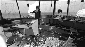 60年代時，日本政府為了建機場，徵收附近開墾農民的土地時，引發激烈警民衝突，1978年，第1條跑道完工前夕，反對民眾闖入機場占領塔台，警民間的漫長戰爭持續了半個世紀之久，補償金1億日圓也漲了10倍，台幣2億8千萬元天價還是趕不走。（圖／翻攝自@deskain推特）