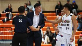 裕隆教練李啟億遭驅逐出場（圖／中華籃協提供）