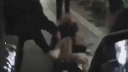 誇張！少女當街遭扯髮摔地拖行圍毆