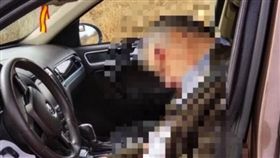 億萬富翁太陽穴中彈亡　謎！開車上路後掏手槍自轟(圖/翻攝自推特)