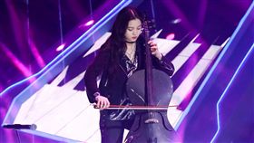歐陽娜娜日前帥氣拉大提琴為電音節目開場。（圖／翻攝自微博）