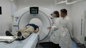 放射檢查再升級 東馬新增第二電腦斷層室去年尼伯特颱風襲台，暴露台東救命儀器，像是心導管機、核磁共振儀（MRI）、電腦斷層掃描儀（CT）都只有一台。台東馬偕醫院日前添購第2台電腦斷層掃描儀在28日啟用。（台東馬偕醫院提供）中央社記者盧太城台東傳真 106年8月29日