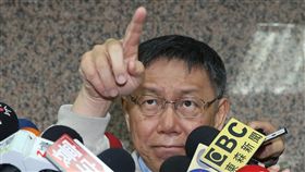 強盜說引議　柯文哲：只是比喻一種情況（1）台北市長柯文哲在18日的電視專訪中，針對美中台關係提出「強盜說」，引發各界議論，他19日受訪表示，這個說法只是比喻一種情況，若他人要「興風作浪、見縫插針」，他也沒有辦法。中央社記者謝佳璋攝　108年1月19日