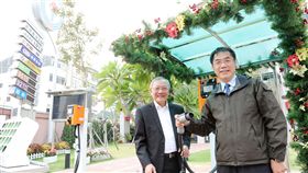 全國首座智慧綠能加油站　2月台南啟用（1）台灣中油公司選定台南市前鋒路加油站成為「智慧綠能加油站」示範點，預計2月正式啟用。台南市長黃偉哲（右）和台灣中油董事長戴謙（左）20日前往參訪。（台南市政府提供）中央社記者楊思瑞台南傳真　108年1月20日