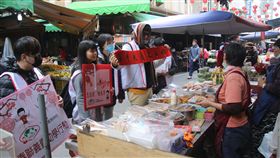 澎湖家扶義賣春聯籌募助學金澎湖家扶中心青年志工20日利用假日，走入市場義賣春聯，為受扶助的貧困學子籌募助學金，期能在年後開學順利註冊。中央社　108年1月20日