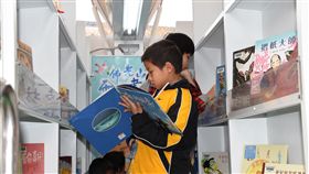 金蓮淨苑雲水書車　嘉惠離島學童金門獲佛光山捐贈的首輛「雲水書車」20日在金蓮淨苑道場啟航，希望藉著書車駛進離島、偏鄉，提供更多資源，嘉惠離島的民眾與學童。不少小朋先搶先上車閱讀，沉浸在書香裡。（金蓮淨苑提供）中央社記者黃慧敏傳真　108年1月20日