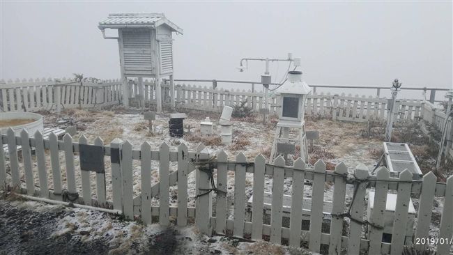 玉山降初雪。（圖／氣象局提供）