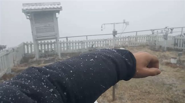 玉山初雪。（圖／氣象局提供）