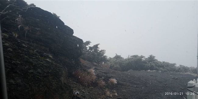 玉山初雪。（圖／氣象局提供）