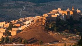 西西里島山城賤價賣房　35元就能買一間(圖/翻攝自Giuseppe Cacioppo臉書)