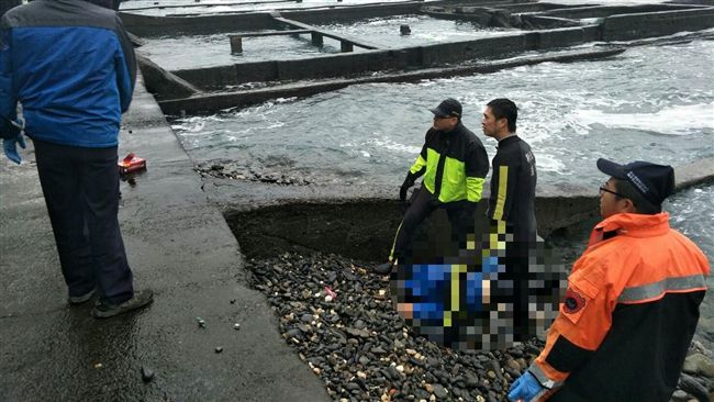 疑遭大浪襲擊捲入海中　釣客命喪龍洞