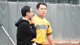 ▲彭政閔投入球隊春訓，左為中信兄弟領隊劉志威。（圖／記者王怡翔攝影）