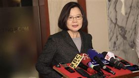 賴清德請辭　蔡總統：尊重決定總統蔡英文（圖）10日在台北圓山大飯店出席「台北市小英之友會歲末年終聯誼餐會」，在受訪時表示尊重行政院長賴清德請辭的決定。中央社記者吳家昇攝　108年1月10日