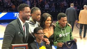 NBA／韋德獲母校致敬　明星妻辣爆
NBA,邁阿密熱火,Dwyane Wade,馬凱特大學,致敬
翻攝自推特