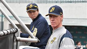 ▲中信兄弟總教練伯納和二軍總教練林威助。（圖／記者王怡翔攝影）