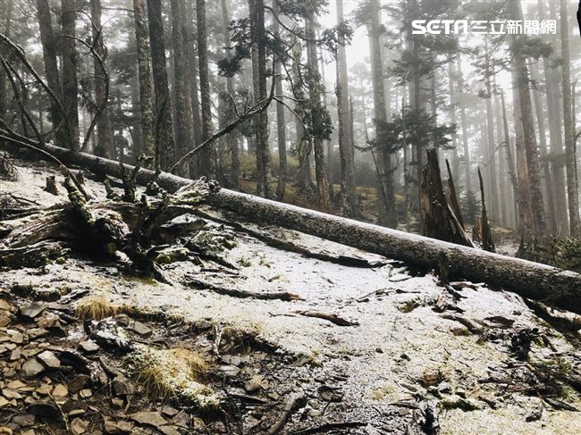 雪山今年第一場初雪。