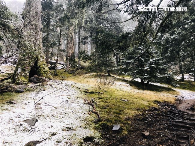 雪山今年第一場初雪。